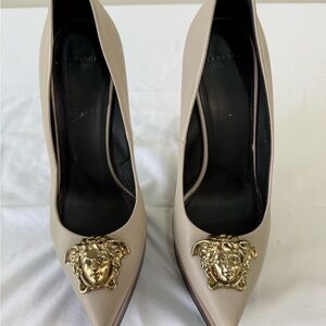 Versace Medusa Platform Heels Pumps Size 38.5 EU US 8.5 Made in Italy